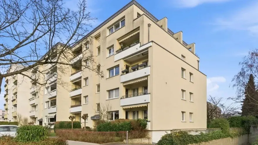 Außenansicht des Mehrfamilienhauses mit Balkonen — Beispielobjekt